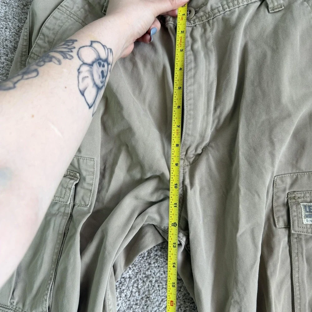 Y2K Levi's Cargo Shorts Mens 34 Beige Cotton Canvas Flat Front Workwear Casual